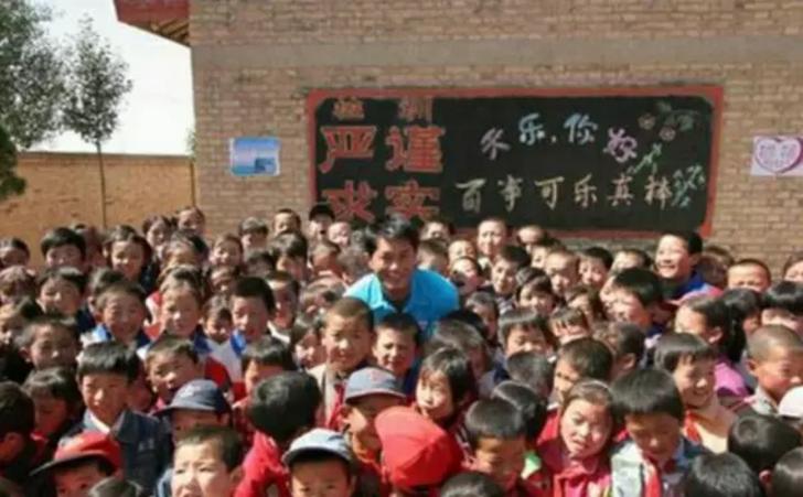 早該出道了！「古天樂」全家照曝光弟弟高顏值備受矚目，網友直呼：比古天樂還帥！ 