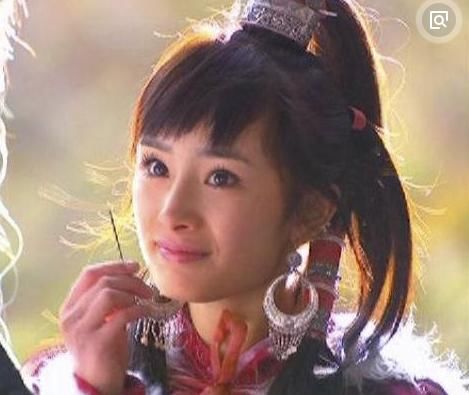 當年「給劉亦菲撐傘當配角」的這個女孩，如今名氣竟然超越了她！ 