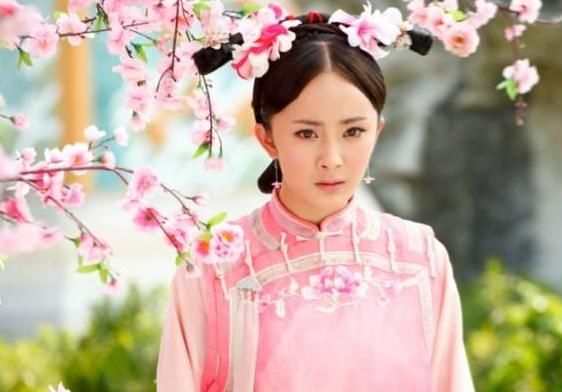 當年「給劉亦菲撐傘當配角」的這個女孩，如今名氣竟然超越了她！ 