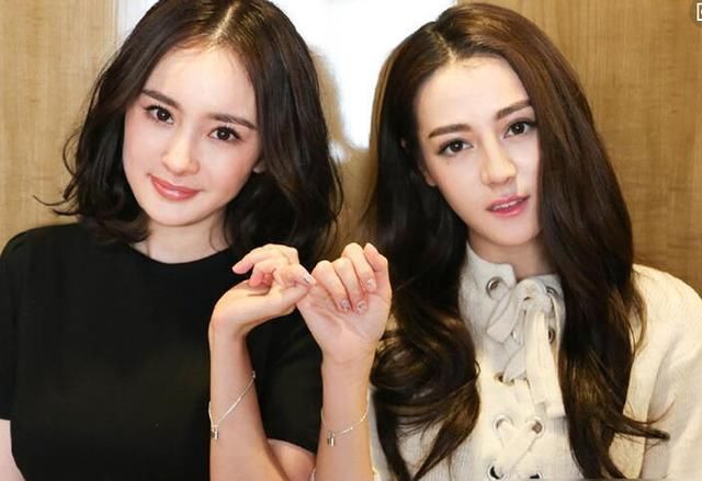 當年「給劉亦菲撐傘當配角」的這個女孩，如今名氣竟然超越了她！ 