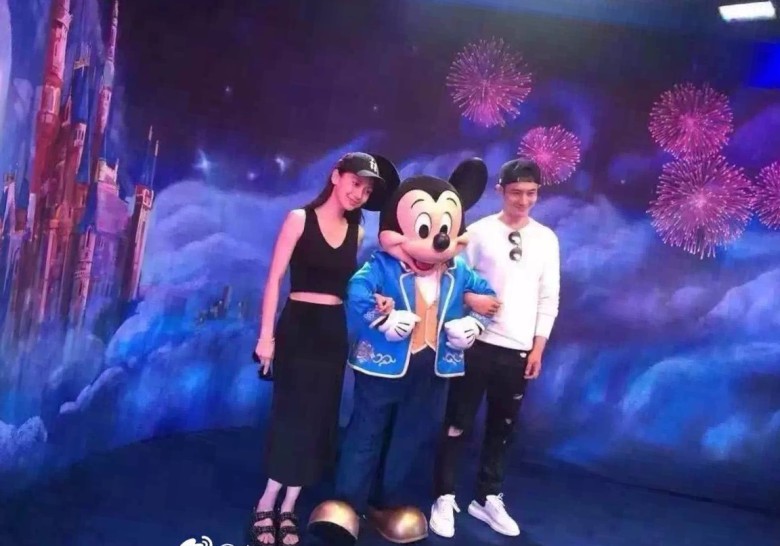 Angelababy和黃曉明帶小海綿去Disneyland玩の照片大曝光! 一家三口超有愛❤ 