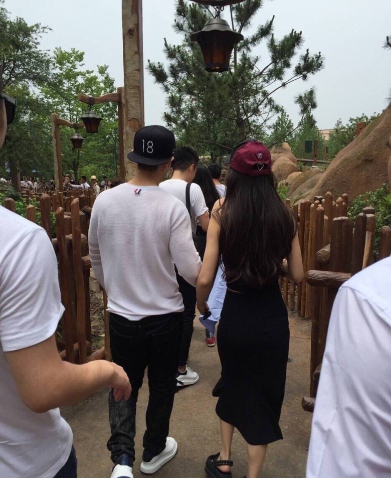 Angelababy和黃曉明帶小海綿去Disneyland玩の照片大曝光! 一家三口超有愛❤ 