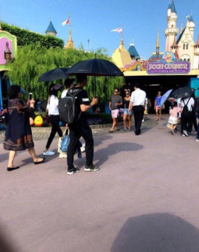 Angelababy和黃曉明帶小海綿去Disneyland玩の照片大曝光! 一家三口超有愛❤ 