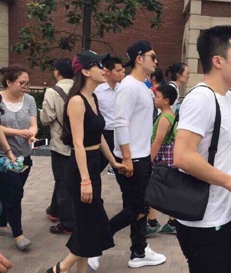 Angelababy和黃曉明帶小海綿去Disneyland玩の照片大曝光! 一家三口超有愛❤ 