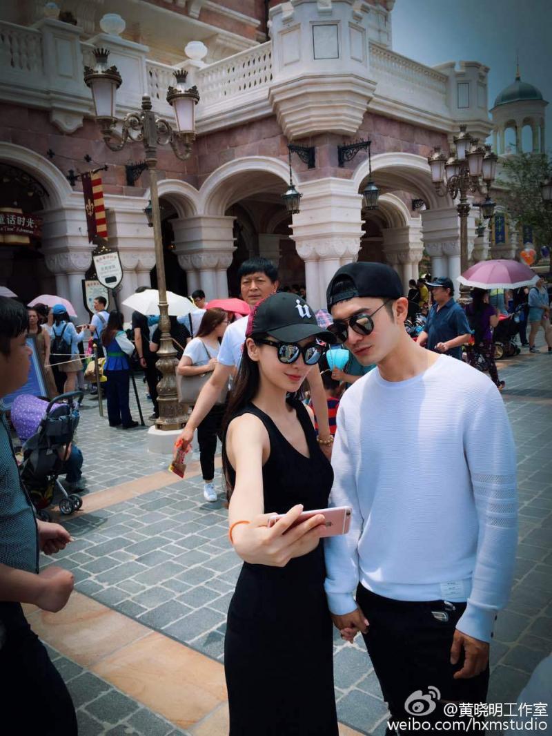 Angelababy和黃曉明帶小海綿去Disneyland玩の照片大曝光! 一家三口超有愛❤ 