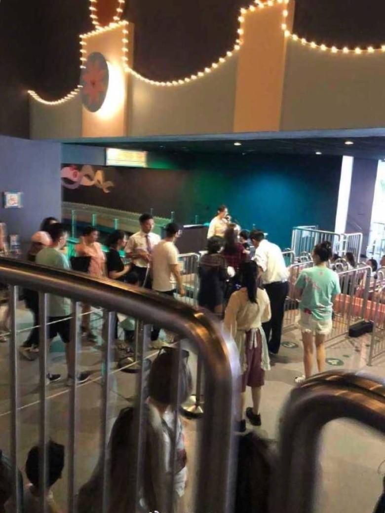 Angelababy和黃曉明帶小海綿去Disneyland玩の照片大曝光! 一家三口超有愛❤ 