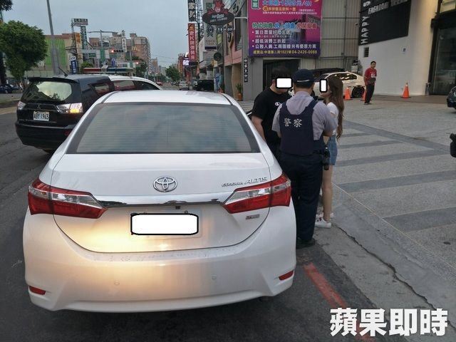 超兇正妹妻保證「老公絕對沒吸」成大亮點！警眼尖見手中鈔票…這種的都要？