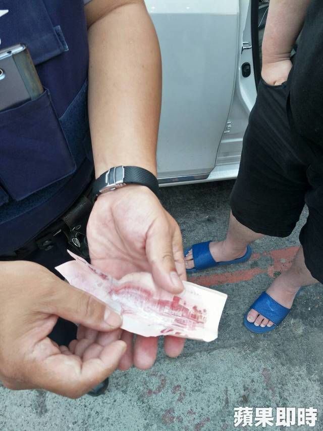 超兇正妹妻保證「老公絕對沒吸」成大亮點！警眼尖見手中鈔票…這種的都要？