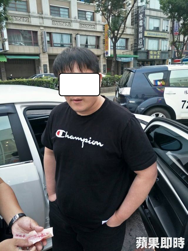 超兇正妹妻保證「老公絕對沒吸」成大亮點！警眼尖見手中鈔票…這種的都要？