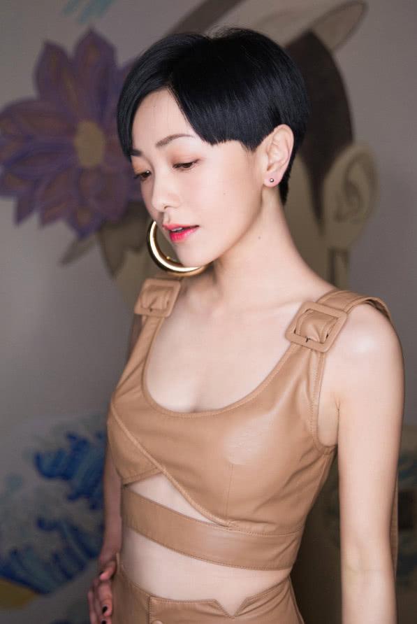 真是小瞧了郭采潔，沒想到穿皮裙這麼有料，網友：快趕上柳岩了！