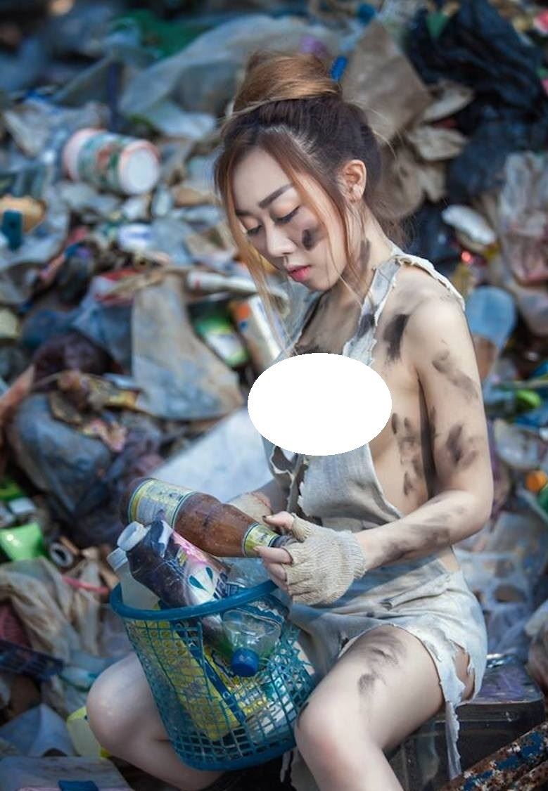 垃圾堆中驚見「拾荒女」！衣不蔽體的「雪白身軀」弄得好髒啊！
