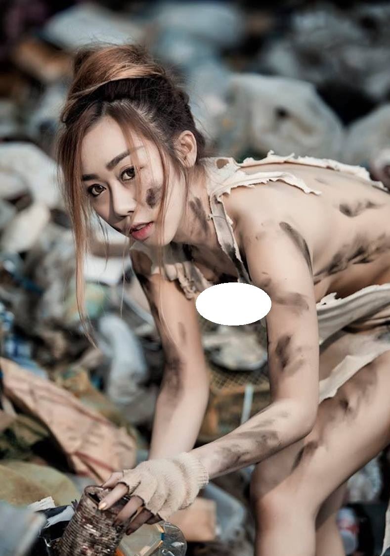 垃圾堆中驚見「拾荒女」！衣不蔽體的「雪白身軀」弄得好髒啊！