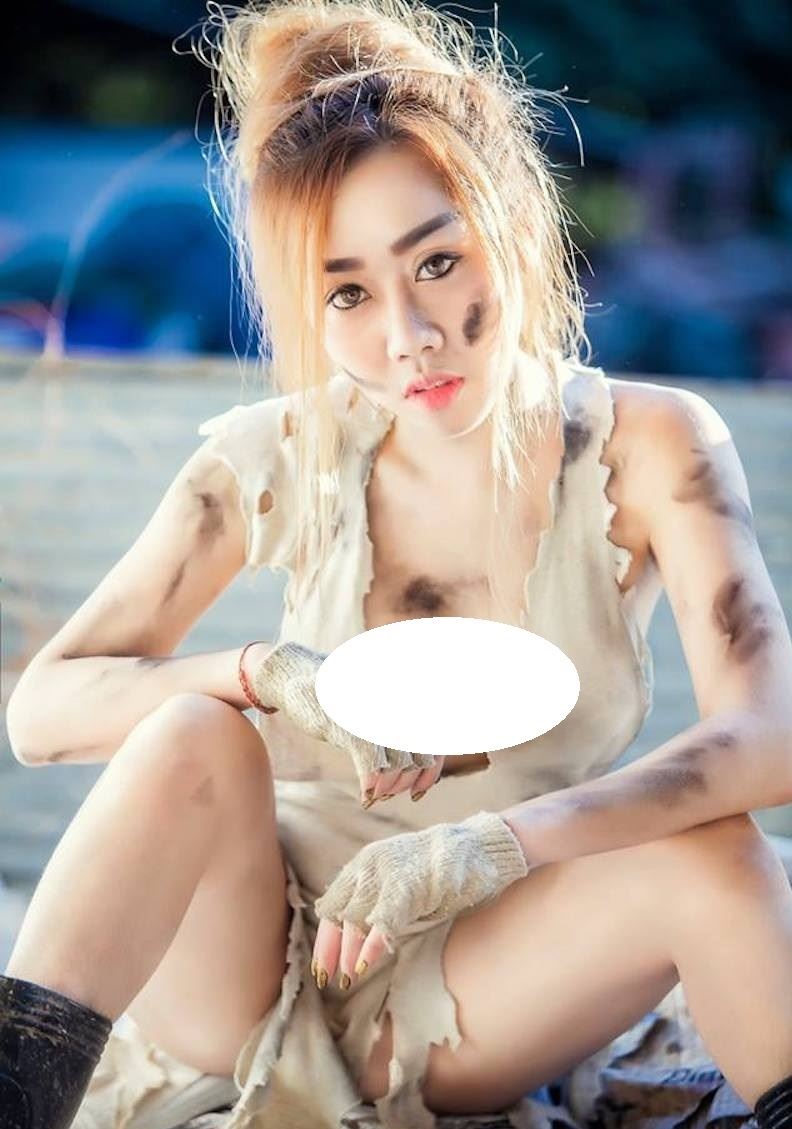 垃圾堆中驚見「拾荒女」！衣不蔽體的「雪白身軀」弄得好髒啊！