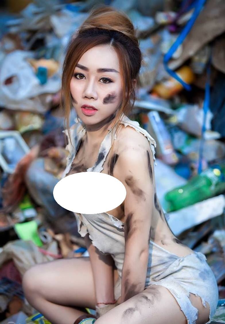 垃圾堆中驚見「拾荒女」！衣不蔽體的「雪白身軀」弄得好髒啊！