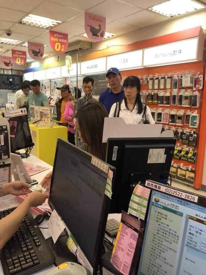  499之亂世圖「肉身擋鐵門、吊著點滴排」看了快崩潰…電信局主任「這個舉動」卻暖哭網友