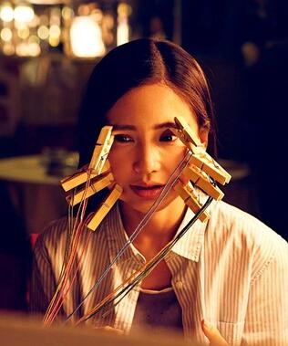 楊穎用8個夾子夾臉來證明自己沒有整容，網友的評論一針見血！