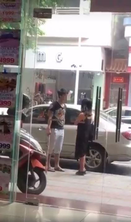 真渣男橫行！街頭狠暴打女友 一K「棍棒都斷成兩截」… 心疼女生好幾秒(圖+影) 