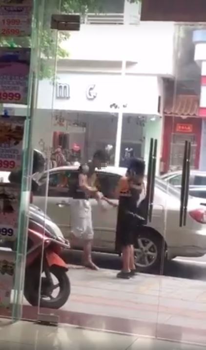 真渣男橫行！街頭狠暴打女友 一K「棍棒都斷成兩截」… 心疼女生好幾秒(圖+影) 