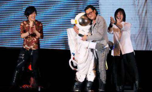 影帝梁家輝聽五月天演唱會　被妹仔敲頭問：你煩不煩！ 