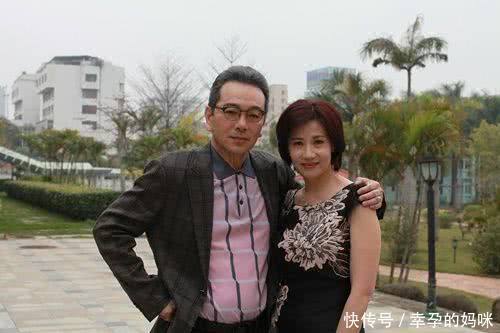 昔日「帥氣小生」26歲出道兩年後就走紅，「娶圈外老婆」和妻兒分隔兩地，如今62歲的他... 
