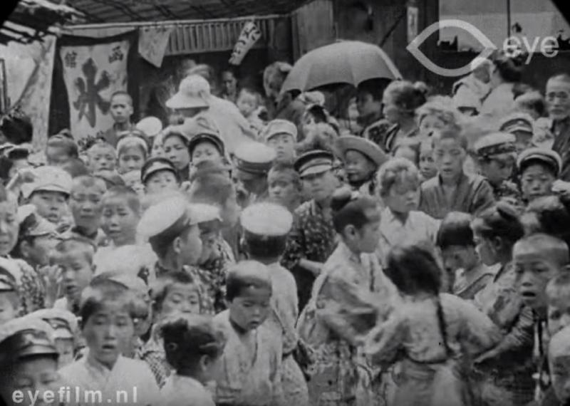 20世紀初東京珍貴影像曝光！民眾穿和服奔走「100年前熱鬧街景」繁華程度超乎想像… 