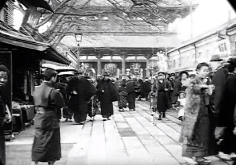 20世紀初東京珍貴影像曝光！民眾穿和服奔走「100年前熱鬧街景」繁華程度超乎想像… 