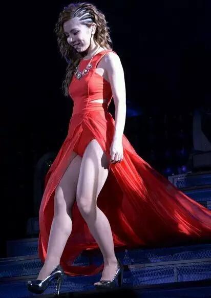 女星腿粗一樣敢上台！不只張惠妹跟阿嬌，「這位女星」的更精采！ 