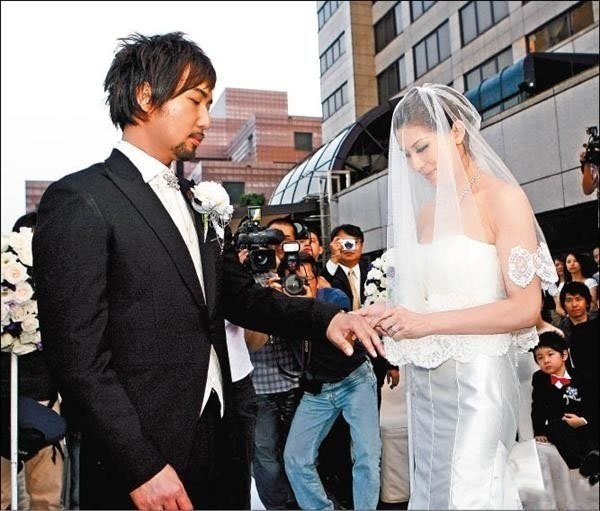 小禎羞認「救回10年偷腥婚姻」拚二胎！隔天竟發現「情纏7年的小三」徘徊在他的診所樓下...
