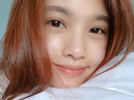 楊丞琳「性感上空」海邊度假 網友驚：男友視角！ 