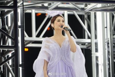 楊丞琳「性感上空」海邊度假 網友驚：男友視角！ 