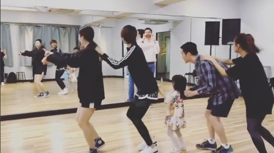 神基因！Gigi梁詠琪遺傳長腿給女兒❤才3歲身高就直逼媽媽腰部！網民：真的好高！