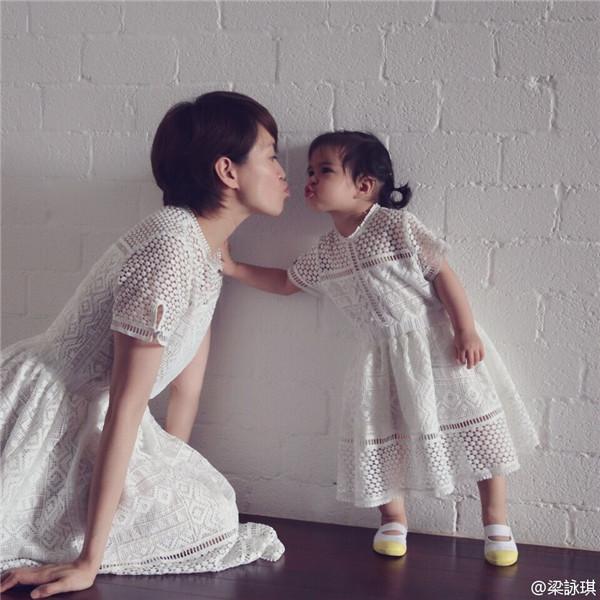 神基因！Gigi梁詠琪遺傳長腿給女兒❤才3歲身高就直逼媽媽腰部！網民：真的好高！