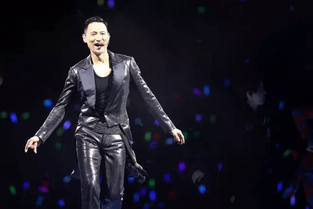 她收到訊息「張學友邀看演唱會」以為是詐騙！赴約竟真的「見到本人」原來30年前他們...