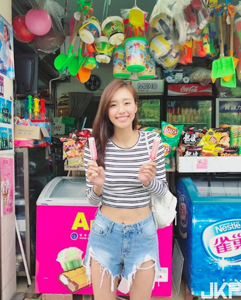 想一起吃東西！「最上鏡正妹」用餐曲線畢露，「邪惡胸型」超令人著迷啊！