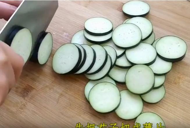 1個茄子，4個雞蛋，雙手一翻，比大魚大肉都好吃，做法超簡單！