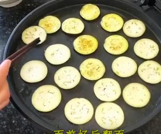1個茄子，4個雞蛋，雙手一翻，比大魚大肉都好吃，做法超簡單！