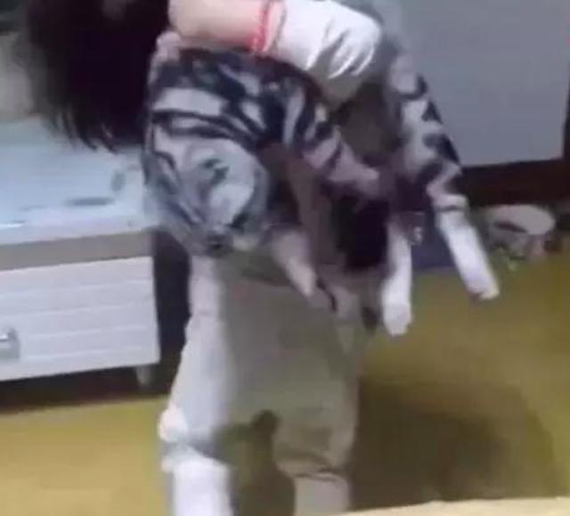 熊孩子把貓咪往肩上一扛就開走，貓咪：出來混，遲早要還的