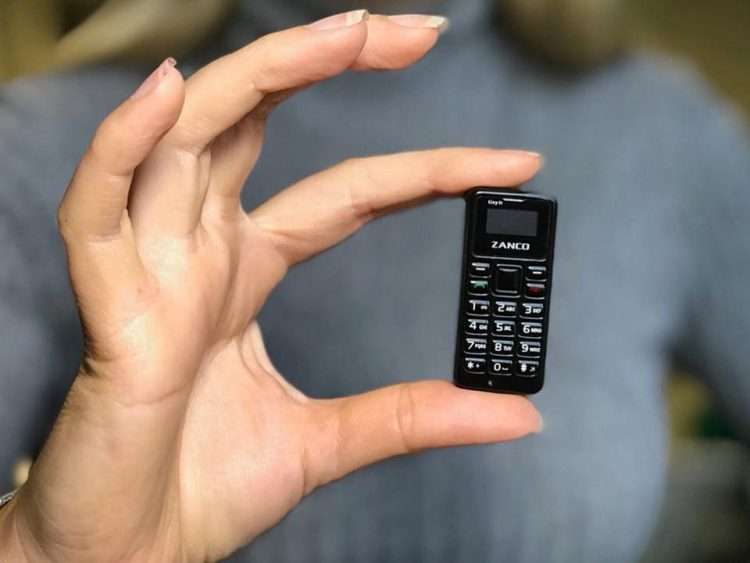 全世界最小的「拇指手機」要量產了　真的可以用「功能應該有的都有」