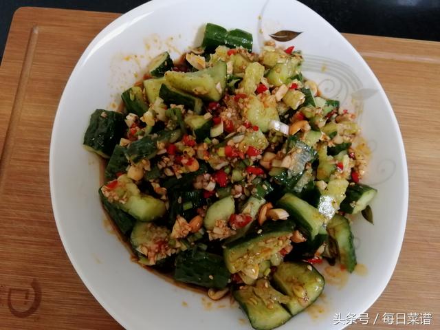 為什麼飯店的拌黃瓜那麼好吃，原來技巧在這裡簡單實用，一看就會