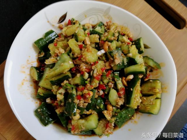 為什麼飯店的拌黃瓜那麼好吃，原來技巧在這裡簡單實用，一看就會