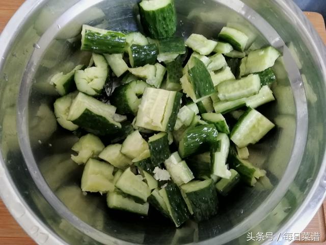 為什麼飯店的拌黃瓜那麼好吃，原來技巧在這裡簡單實用，一看就會
