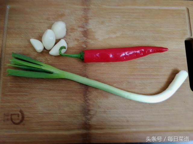 為什麼飯店的拌黃瓜那麼好吃，原來技巧在這裡簡單實用，一看就會