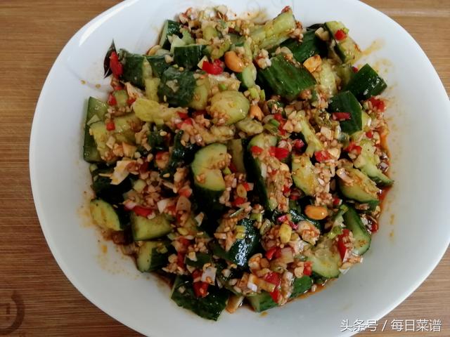 為什麼飯店的拌黃瓜那麼好吃，原來技巧在這裡簡單實用，一看就會