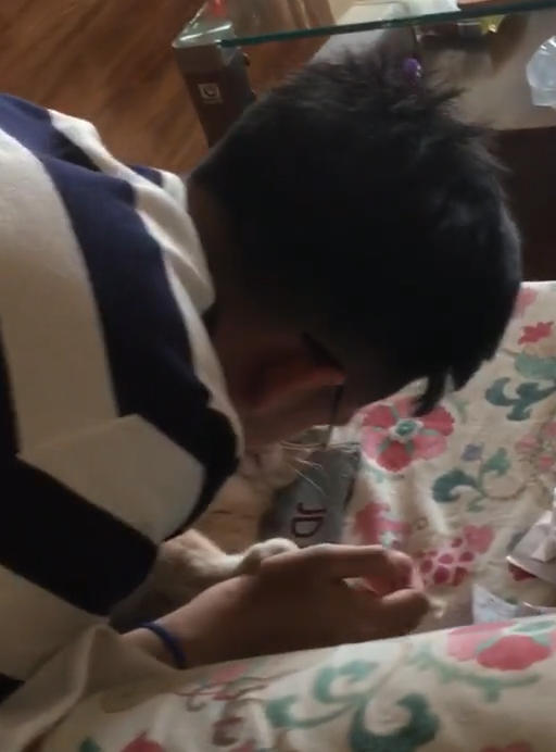 女子提前下班回家，一開門看到男友趴沙發上，悄悄走過去看到這幕 