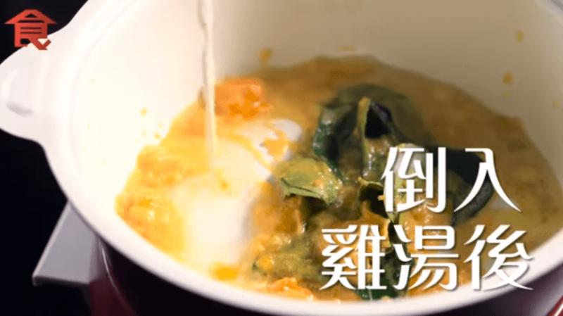 【新年就吃這個！】新加坡超人氣「鹹蛋魚皮」食譜！做法超簡單，趕快自己動手做！（內有步驟）