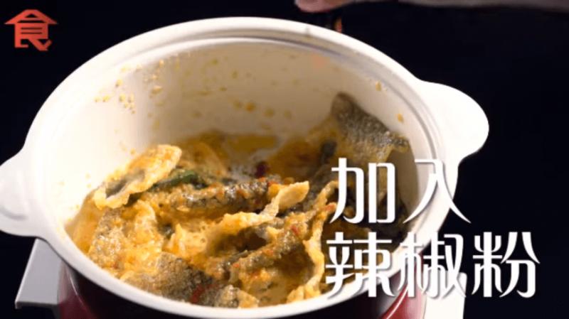 【新年就吃這個！】新加坡超人氣「鹹蛋魚皮」食譜！做法超簡單，趕快自己動手做！（內有步驟）