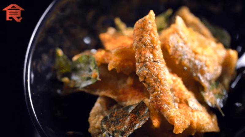 【新年就吃這個！】新加坡超人氣「鹹蛋魚皮」食譜！做法超簡單，趕快自己動手做！（內有步驟）