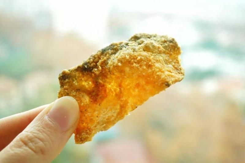 【新年就吃這個！】新加坡超人氣「鹹蛋魚皮」食譜！做法超簡單，趕快自己動手做！（內有步驟）