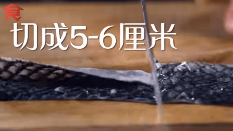 【新年就吃這個！】新加坡超人氣「鹹蛋魚皮」食譜！做法超簡單，趕快自己動手做！（內有步驟）