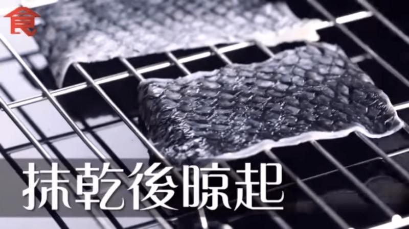 【新年就吃這個！】新加坡超人氣「鹹蛋魚皮」食譜！做法超簡單，趕快自己動手做！（內有步驟）